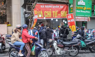 Chen chân mua quần áo giảm giá ngày 29 Tết