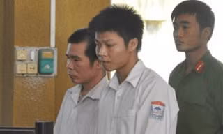 Tạc Văn Ngọ và Tạc Văn Hoan tại tòa án năm 2012.