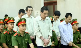 Các bị cáo nghe tòa tuyên án.