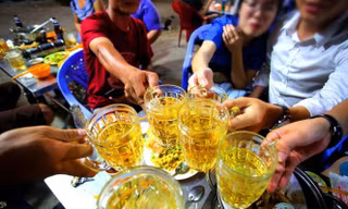 Chính phủ cấm việc dụ dỗ, kích động, lôi kéo người khác uống rượu, bia.