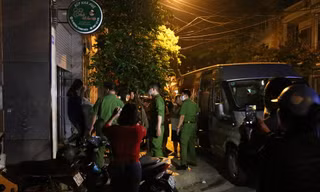 Lực lượng chức năng tiến hành bắt giữ ông Nguyễn Minh Khoa