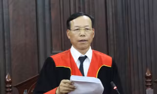 Thẩm phán Nguyễn Trí Tuệ tuyên án giám đốc thẩm vụ Hồ Duy Hải.