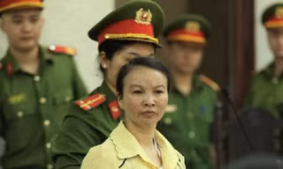 Bị cáo Trần Thị Hiền tìm người thân, nhắn mua thêm nhu yếu phẩm gửi cho mình.