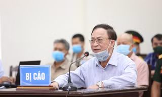 Bị cáo Nguyễn Văn Hiến được ngồi khai báo vì sức khỏe yếu.