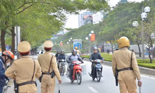 CSGT tại Nghệ An phát miễn phí khẩu trang cho người dân để phòng chống COVID - 19.