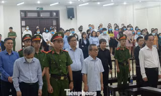 Các bị cáo và người liên quan nghe tòa tuyên án.