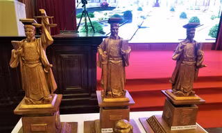 Từ bìa phải qua, các mẫu tượng vua Lý Thái Tông số 1, 2 và 3.