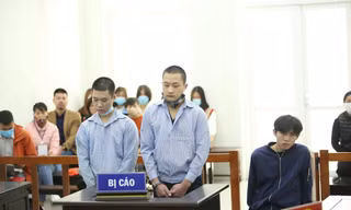 Từ trái qua, các bị cáo Vỹ, Diu và Sơn tại tòa.
