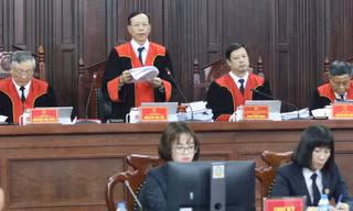 Phó chánh án Nguyễn Trí Tuệ thay mặt Hội đồng thẩm phán tuyên án