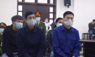 Bị cáo Nguyễn Nhật Cảm (bìa phải ảnh).
