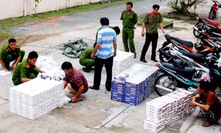 Lực lượng công an kiểm đếm số thuốc lá lậu bị bắt giữ. Ảnh: Internet