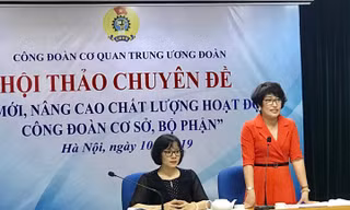 Chị Lê Hồng Hạnh, Chủ tịch Công đoàn cơ quan Trung ương Đoàn phát biểu tại Hội thảo