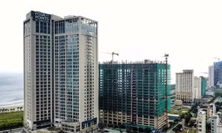 Nhiều dự án Condotel đang mọc lên dọc bãi biển Mỹ Khê, Đà Nẵng). Ảnh: Hồng Vĩnh.