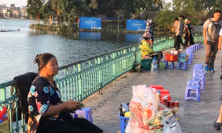 hàng quán chiếm vườn hoa, vỉa hè