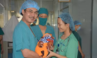 Bé gái sơ sinh 2,8kg chào đời an toàn từ sản phụ là bệnh nhân hẹp khí quản tại Bệnh viện Phổi TƯ.