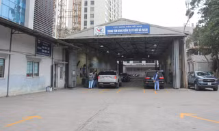 Cảnh chưa từng thấy tại nhiều trung tâm đăng kiểm Hà Nội ngày cuối năm 