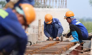 Hàng trăm người không nghỉ lễ thi công đường vành đai 4 dưới nắng nóng gay gắt 