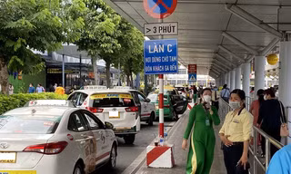 Xử nghiêm 'taxi dù' chèo kéo, ép giá tại sân bay dịp Tết