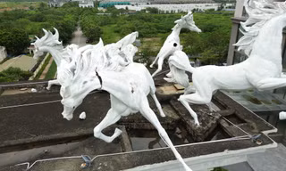 Ngựa 'chạy' tán loạn, biểu tượng tình yêu vụn vỡ do bão số 3