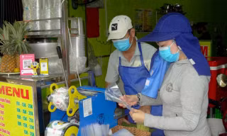 Chủ tiệm nước mía bán hàng không ngơi tay, thu gần 6 triệu đồng/ngày