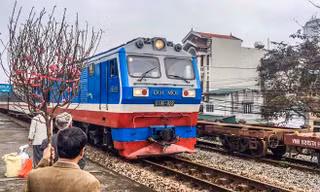 Vì sao chưa áp Tết đã hết vé tàu? 