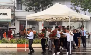 3,4 triệu lượt xem nhà trai dùng 'chiếc ô khổng lồ' che mưa đi hỏi cưới