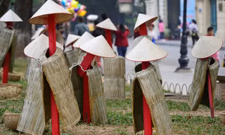 Áo tơi, đồ gốm nhiều màu sắc trên phố đi bộ