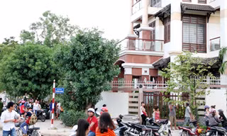Rất đông người dân đã có mặt tại nhà bà Thủy để chứng kiến sự việc, trong đó có một số người đã cho bà này vay tiền