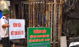 Bảng thông báo hết chỗ gửi xe ở trước bệnh viện. Ảnh: N.P