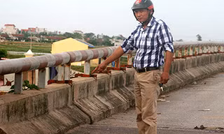 Trưởng Công an xã Hải Phúc, ông Nguyễn Ngọc Thành chỉ cho chúng tôi hiện trường nơi xảy ra sự việc