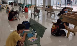 Lớp học online 'dã chiến' thời COVID-19 ở sảnh chung cư TPHCM