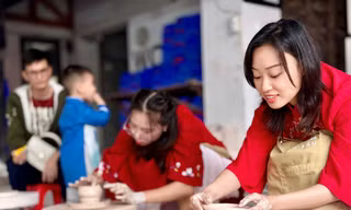 Đầu Xuân trải nghiệm công việc của người thợ gốm tại Bát Tràng 