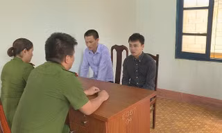 Vảng và Gia tại cơ quan công an