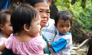 Những đứa trẻ được đưa khỏi công ty