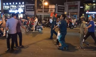 Lực lượng chức năng bắt một người đốt pháo sáng