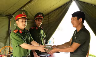 Công an huyện Hoa Lư trả lại tài sản giá trị cho anh Dương Văn Trường