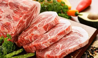 Thịt heo thảo dược sau giết mổ được cấp đông ngay nên thịt tươi và thơm