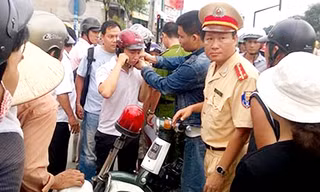 Người dân vây quanh hiện trường vụ một học sinh bị CSGT khóa tay gây cảnh ùn tắc giao thông