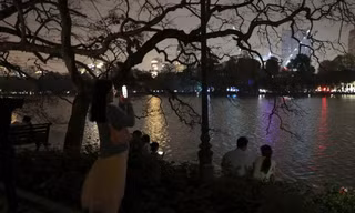 Hồ Gươm đẹp mờ ảo khi tắt hết đèn điện trong Giờ Trái đất