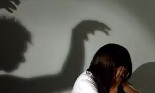 Gã dượng đồi bại đã ra đầu thú