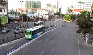 Sáng 2/9, ngày đầu tiên của kỳ nghỉ lễ Quốc khánh, đường phố trung tâm thủ đô Hà Nội không còn cảnh nhộn nhịp, ồn ã thường nhật. Phố Láng Hạ luôn ùn tắc vào giờ cao điểm buổi sáng, hôm nay vắng vẻ