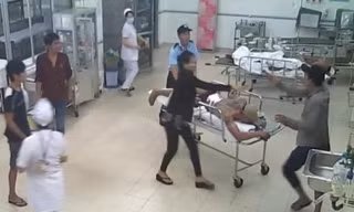 Côn đồ cầm dao xông vào bệnh viện Gia Định chém người