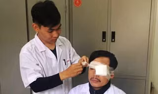 Bác sĩ Nghĩa được băng bó sau vụ hành hung