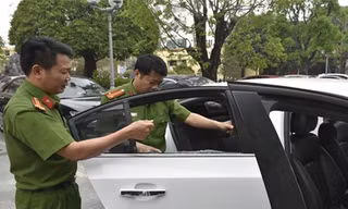 Cảnh sát đập vỡ kính ôtô để bắt giữ Dũng và Hoàng. Ảnh: C.A