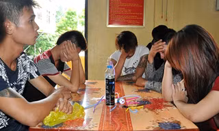 Nhóm thanh niên tại cơ quan công an sau bữa tiệc ma túy đá