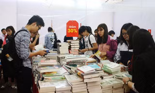 Độc giả dự Hội sách nhân Ngày sách Việt Nam 2016