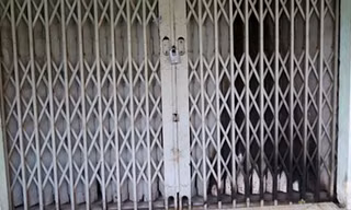 Bên ngoài căn nhà bị phóng hỏa