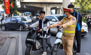 Học sinh 'đầu trần' phóng xe điện vun vút đến trường trình bày lí do bất ngờ