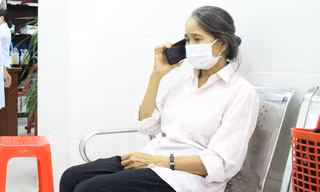 Bà lão xin… nghỉ học để cùng chồng đi chích ngừa vắc xin COVID-19 