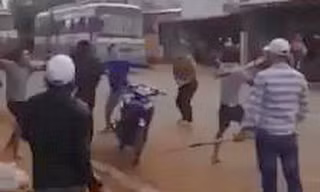 Hai nhóm cầm hung khí đánh nhau giữa đường. Ảnh cắt từ clip